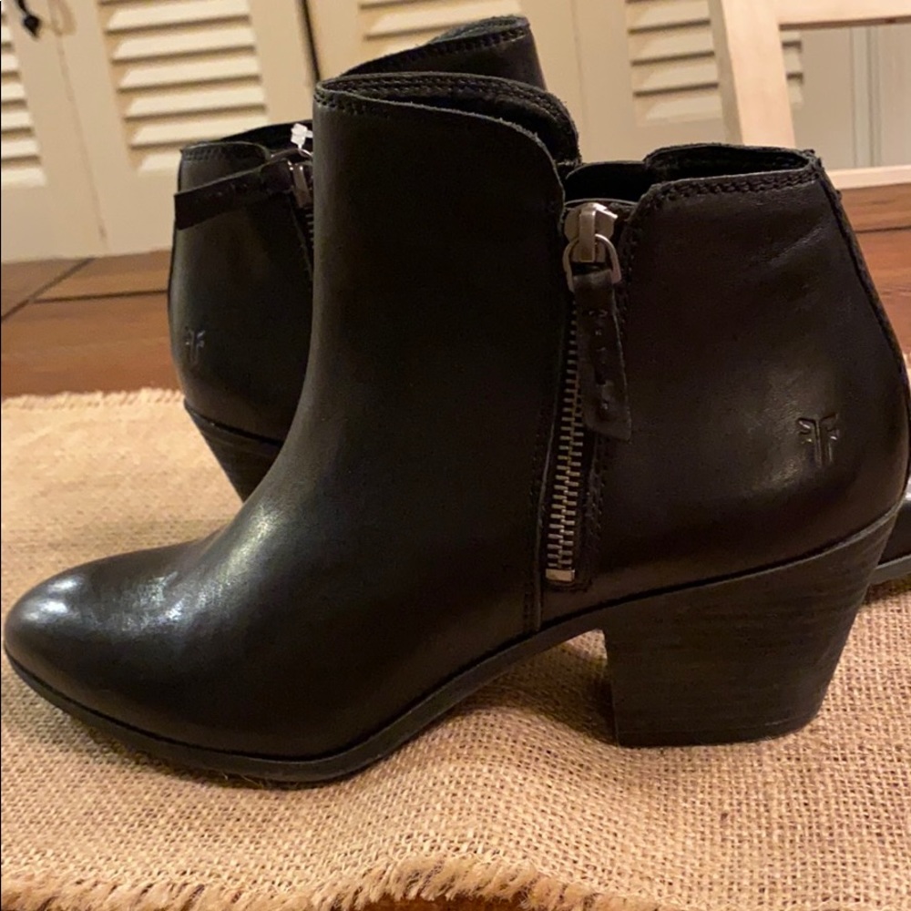 Frye Judith zip booties